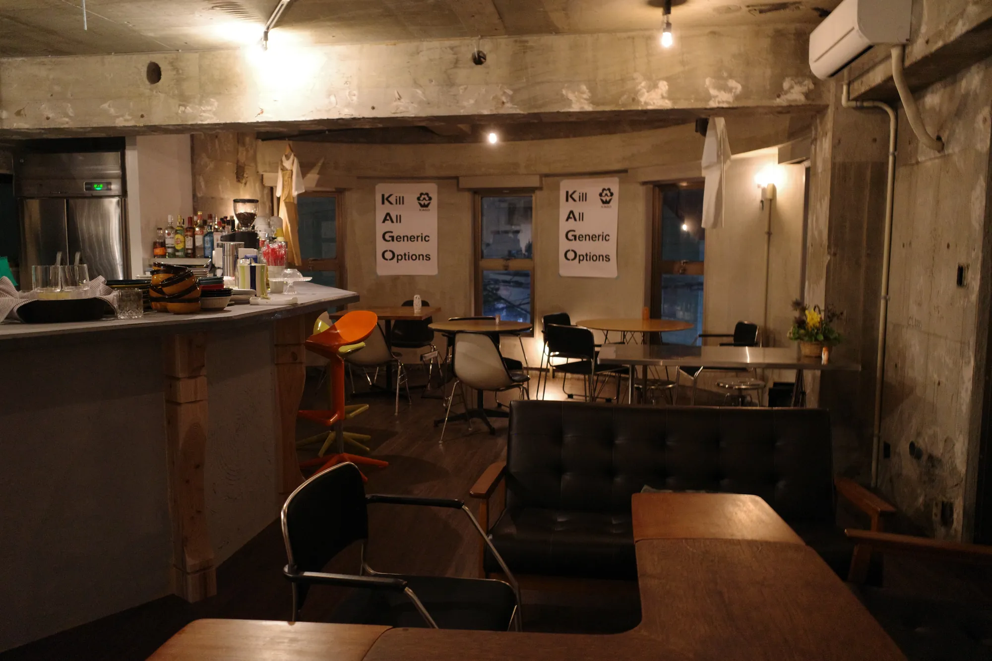 花合の店内、カウンターと客席